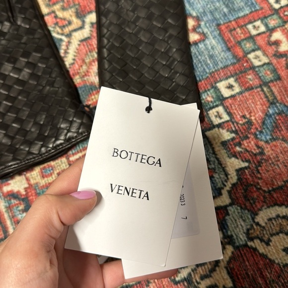 NWT Bottega Veneta Soft Nappa Intreccio Gloves in Fondant size 7 - Picture 4 of 6